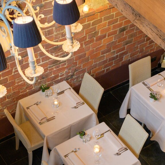 restaurant-vogelzicht-naar-eettafels.jpg