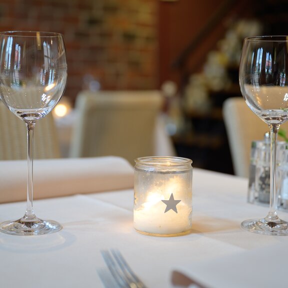 restaurant-wijnglazen-met-kaars.jpg