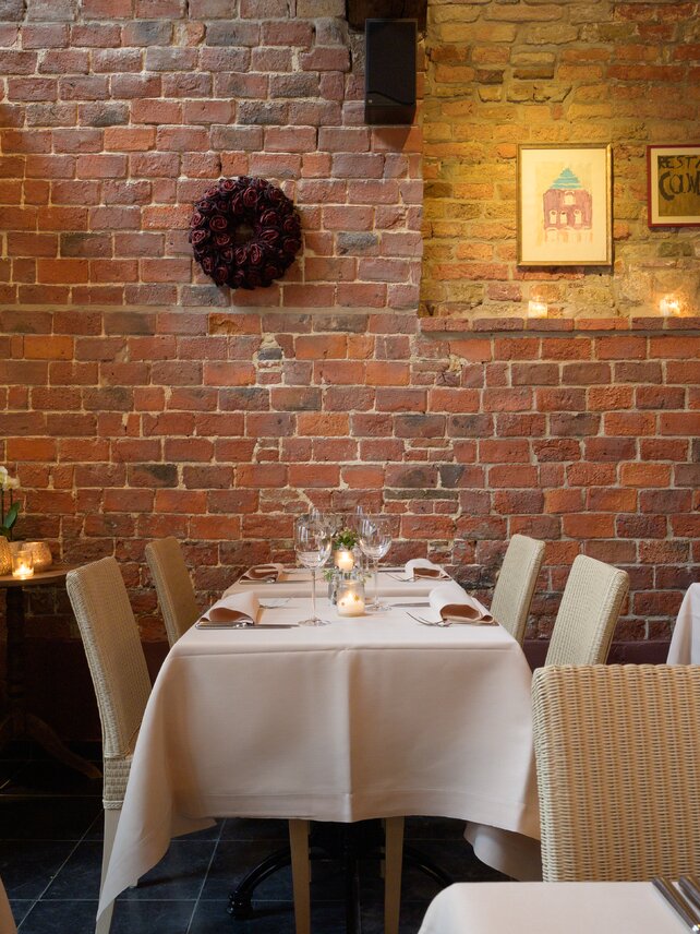 restaurant-zijzicht-eettafel-ver.jpg