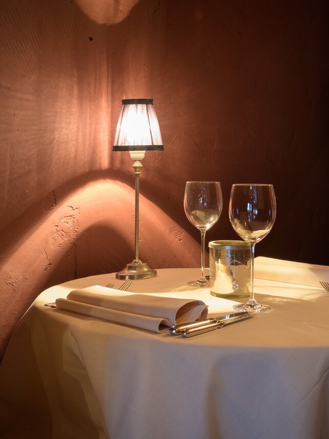 restaurant-eettafel-donkere-sfeer.jpg